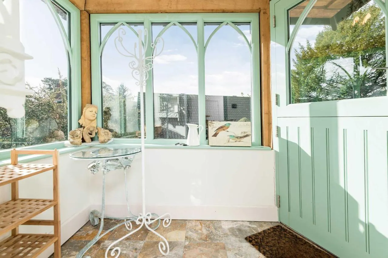 Forest Drove Cottage - Idyllic New Forest 6 Bedroom Thatched Cottage Ringwood Holiday home