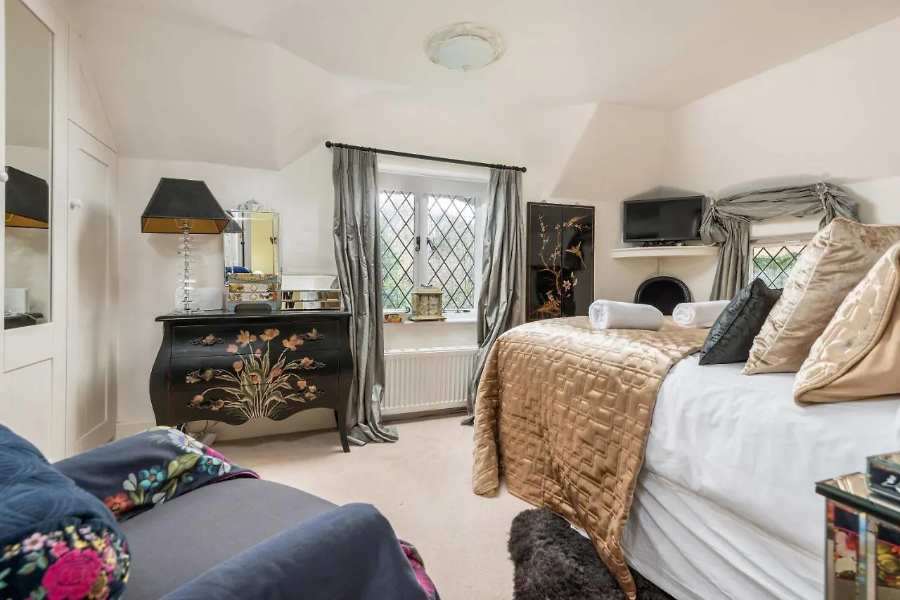 Forest Drove Cottage - Idyllic New Forest 6 Bedroom Thatched Cottage Ringwood Holiday home