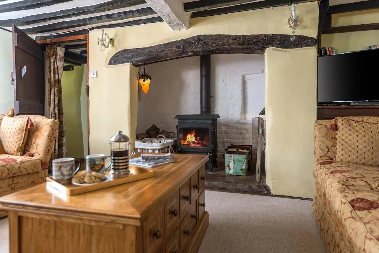 Forest Drove Cottage - Idyllic New Forest 6 Bedroom Thatched Cottage Ringwood Holiday home