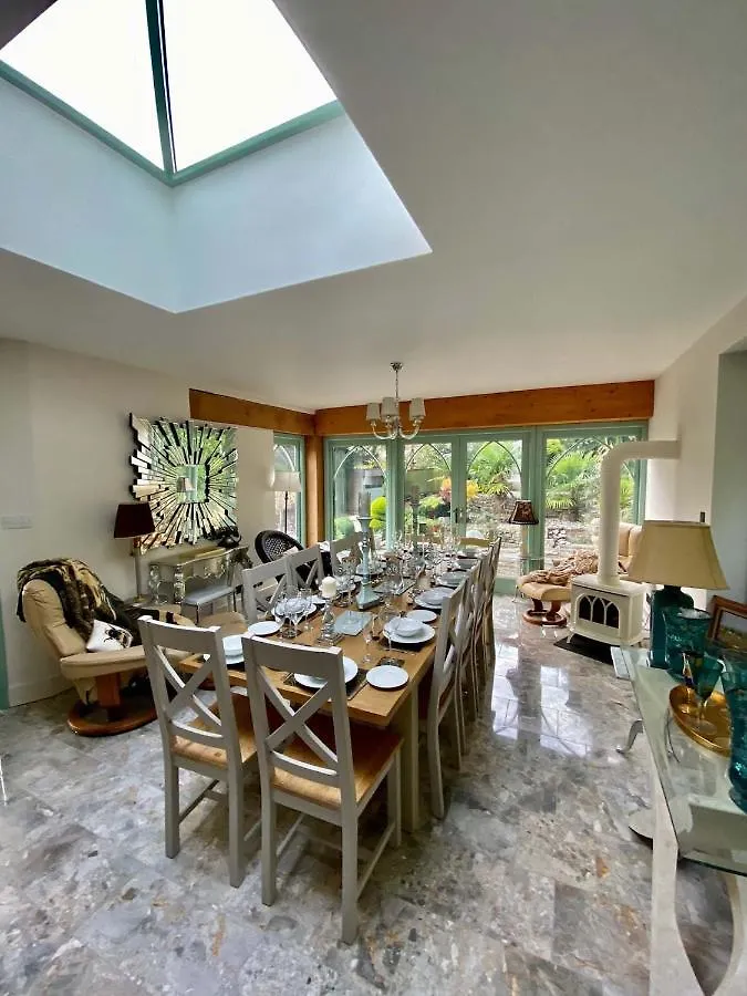 Forest Drove Cottage - Idyllic New Forest 6 Bedroom Thatched Cottage Ringwood United Kingdom