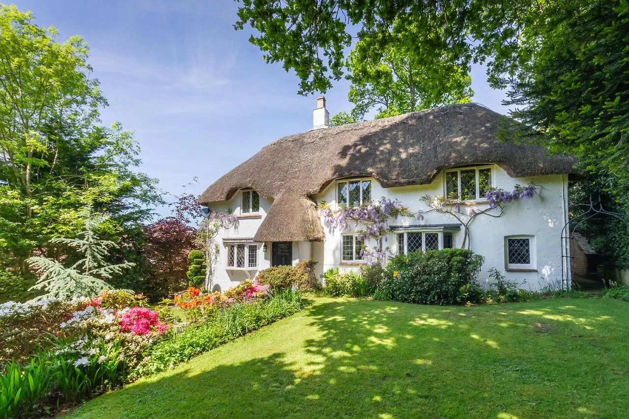 Forest Drove Cottage - Idyllic New Forest 6 Bedroom Thatched Cottage Ringwood