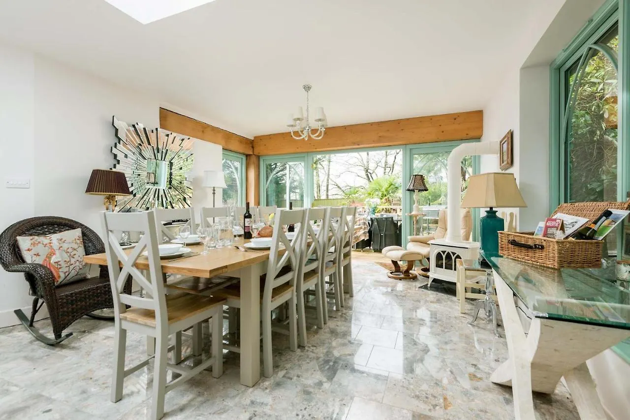 Forest Drove Cottage - Idyllic New Forest 6 Bedroom Thatched Cottage Ringwood