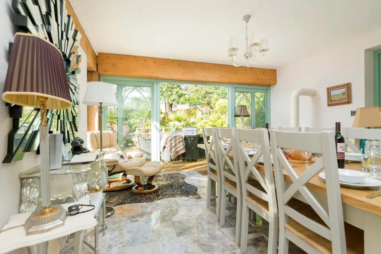 Holiday home Forest Drove Cottage - Idyllic New Forest 6 Bedroom Thatched Cottage Ringwood