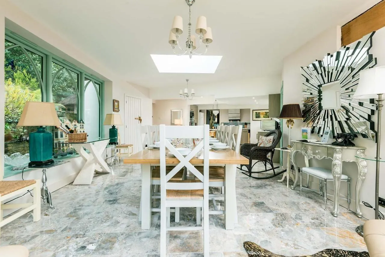 Forest Drove Cottage - Idyllic New Forest 6 Bedroom Thatched Cottage Ringwood 0*,