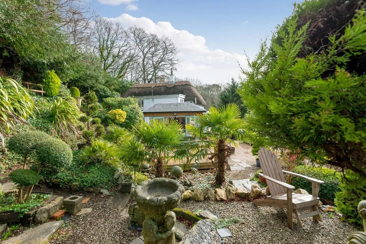 Forest Drove Cottage - Idyllic New Forest 6 Bedroom Thatched Cottage Ringwood Holiday home