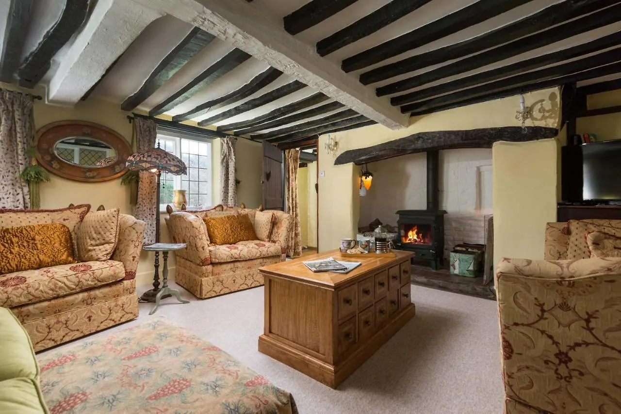 Forest Drove Cottage - Idyllic New Forest 6 Bedroom Thatched Cottage Ringwood