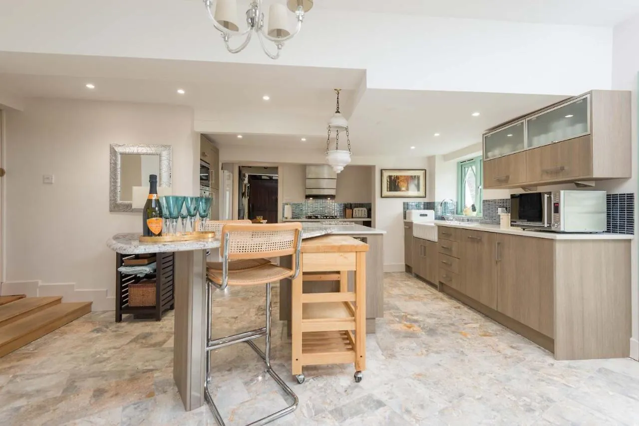 Forest Drove Cottage - Idyllic New Forest 6 Bedroom Thatched Cottage Ringwood 0*,  United Kingdom
