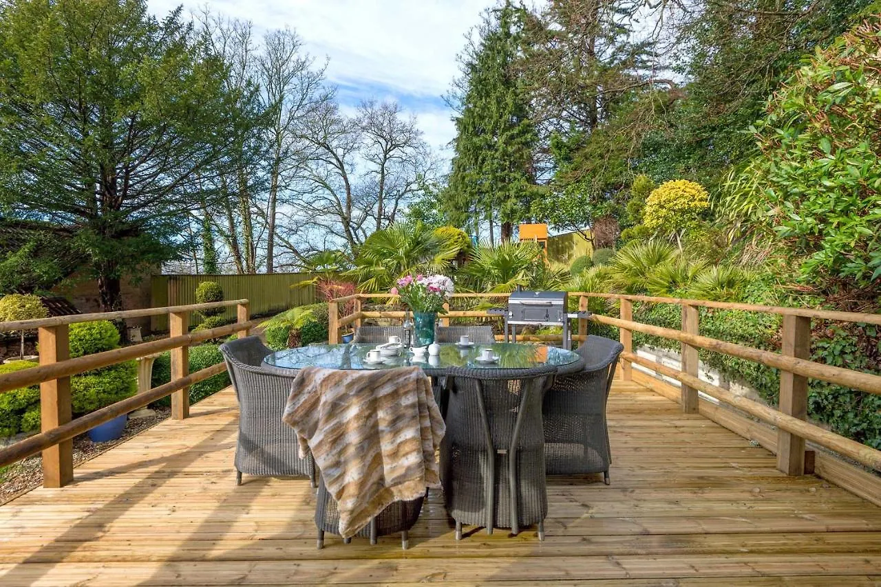 Forest Drove Cottage - Idyllic New Forest 6 Bedroom Thatched Cottage Ringwood Holiday home