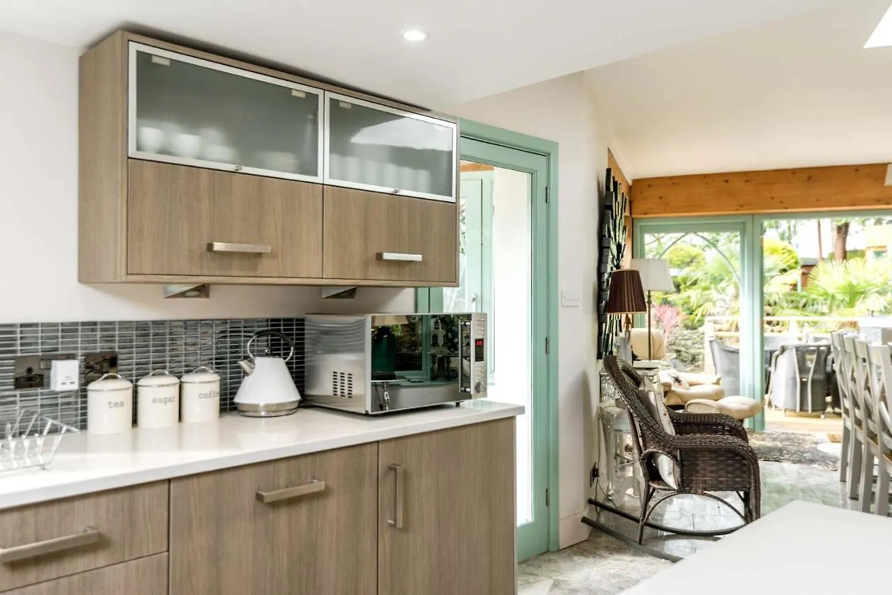 Forest Drove Cottage - Idyllic New Forest 6 Bedroom Thatched Cottage Ringwood Holiday home