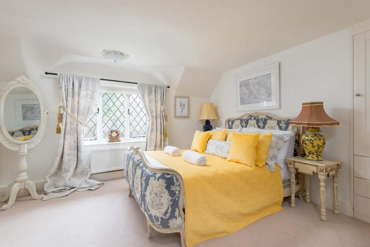 Forest Drove Cottage - Idyllic New Forest 6 Bedroom Thatched Cottage Ringwood Holiday home