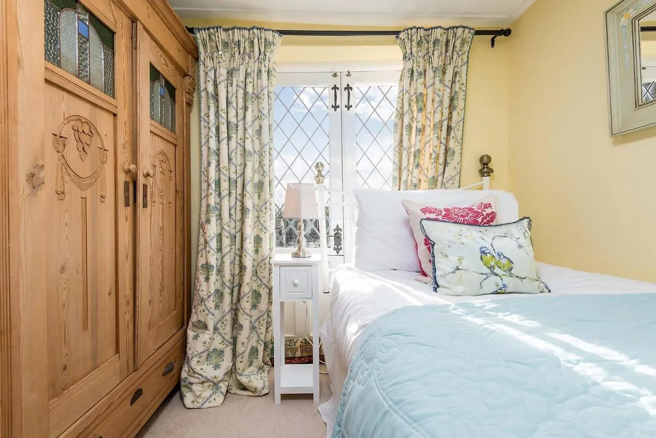Forest Drove Cottage - Idyllic New Forest 6 Bedroom Thatched Cottage Ringwood