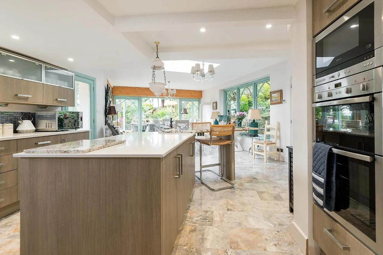 Forest Drove Cottage - Idyllic New Forest 6 Bedroom Thatched Cottage Ringwood 0*,