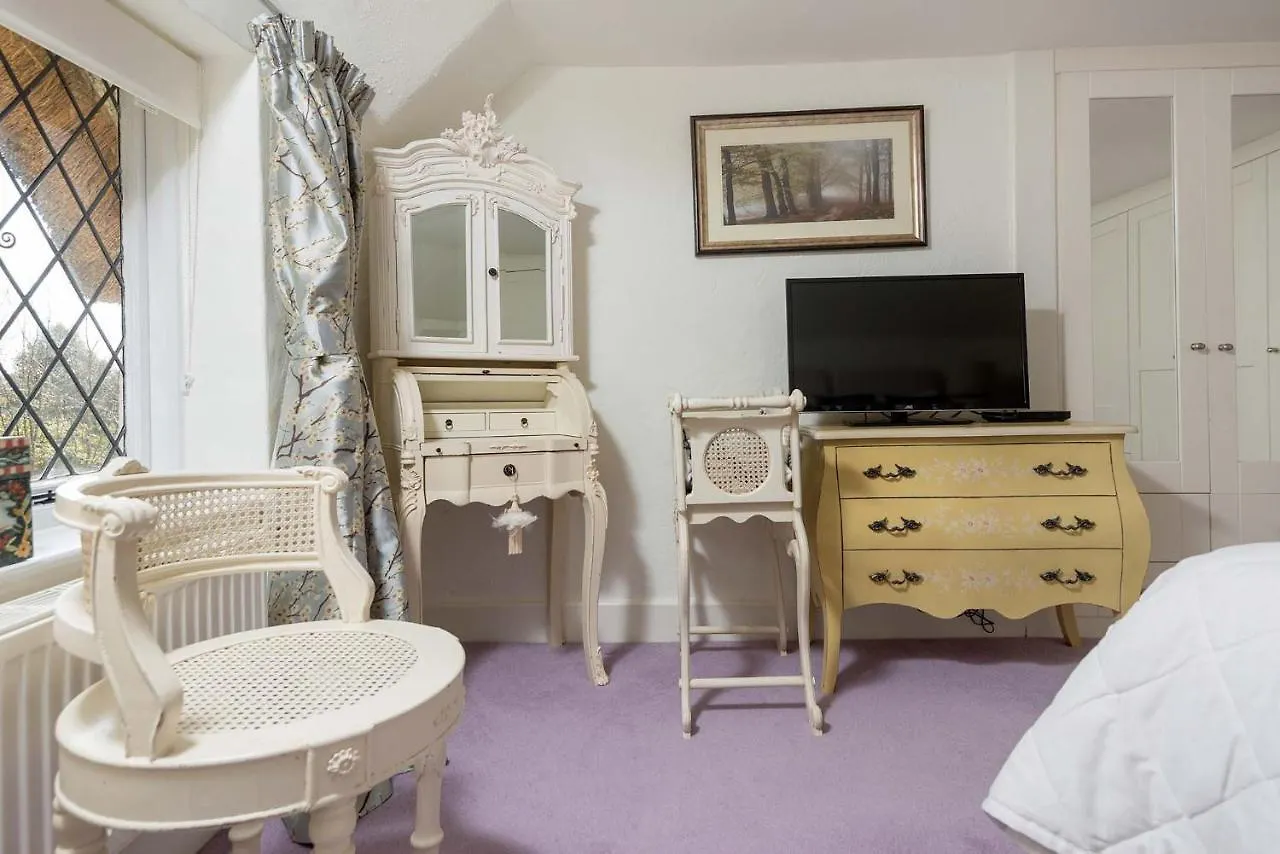 Forest Drove Cottage - Idyllic New Forest 6 Bedroom Thatched Cottage Ringwood 0*,