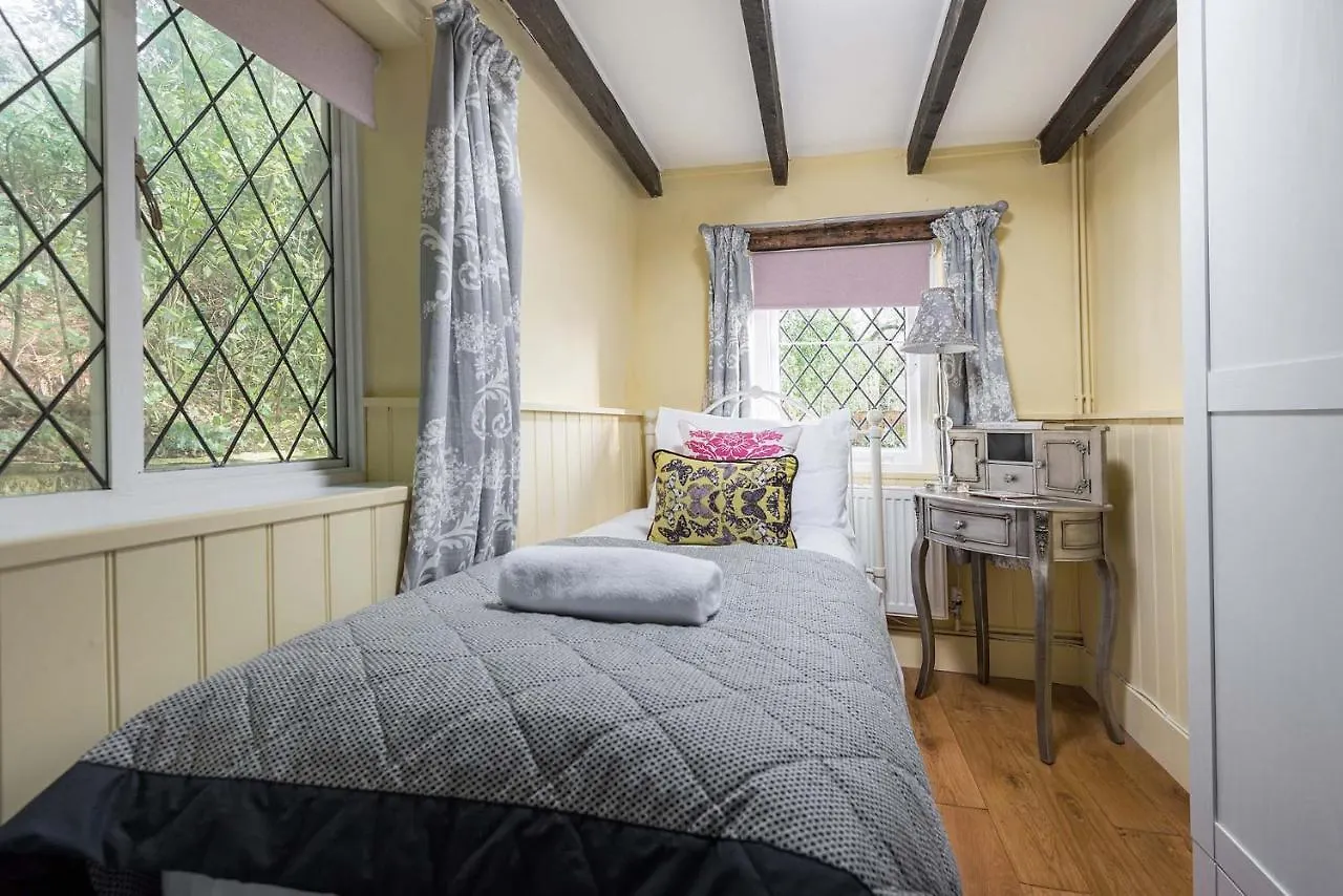 Forest Drove Cottage - Idyllic New Forest 6 Bedroom Thatched Cottage Ringwood United Kingdom