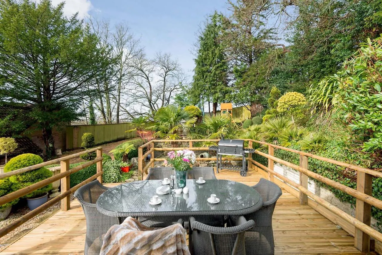 Forest Drove Cottage - Idyllic New Forest 6 Bedroom Thatched Cottage Ringwood 0*,  United Kingdom