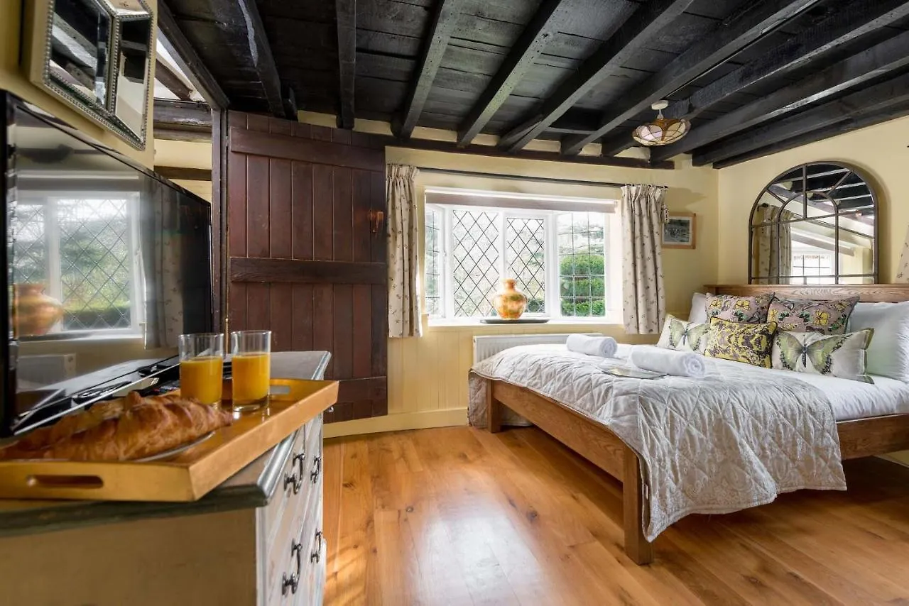 Forest Drove Cottage - Idyllic New Forest 6 Bedroom Thatched Cottage Ringwood 0*,  United Kingdom