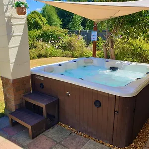 Holiday home Lions Lodge: Great Location With Hot Tub, Ringwood